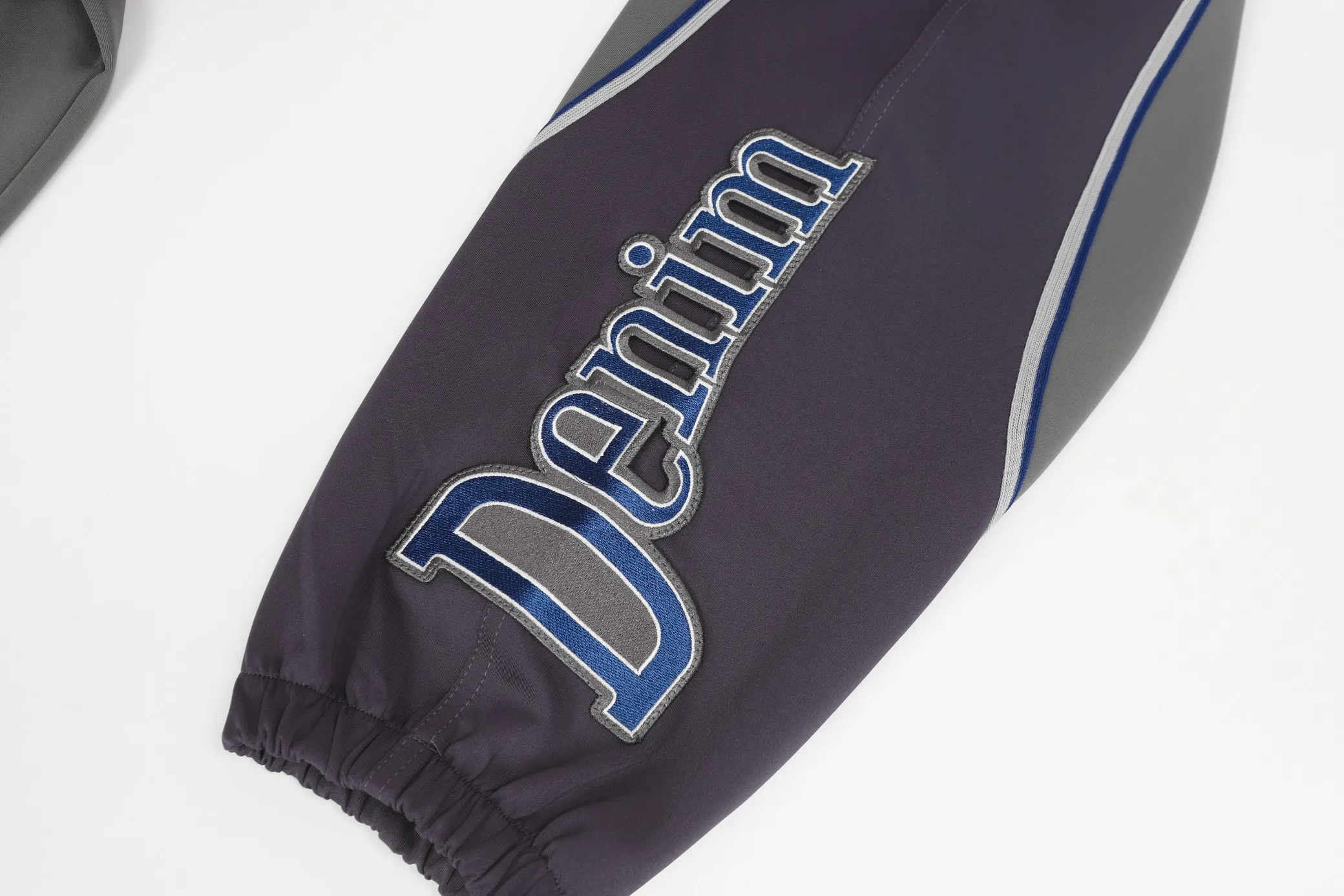 P140 8808# DENIM TEARS Kapok European and American trendy brand high-quality air layer casual pants suit. Fabric weighs 320 grams. Threads are customized and dyed in the same color. Color Gray Green Size S-XL